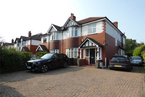 2 bed property, in Stanneylands Road, £220,000