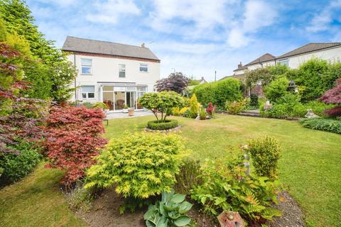 3 bed property, in Carter Lane East, £375,000