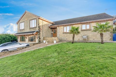 5 bed property, in Stirling Court, £525,000