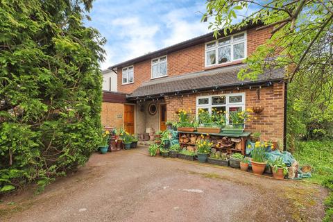 4 bed property, in Ferndale Close, £600,000