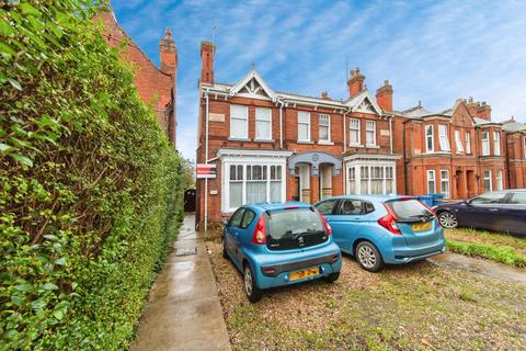 2 bed property, in Sleaford Road, £85,000