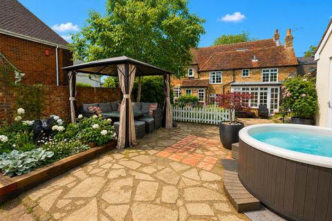 5 bed property, in High Street, £675,000