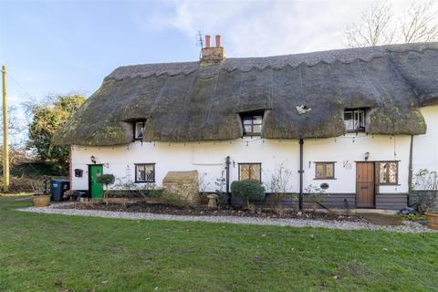 2 bed property, in Buntingford SG9, £450,000