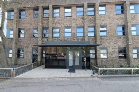 2 bed property, in Rockingham Road, £275,000