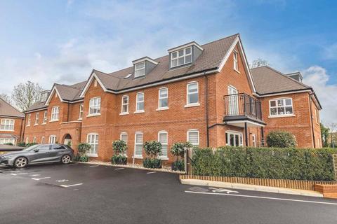 2 bed property, in Meadow Court, £425,000