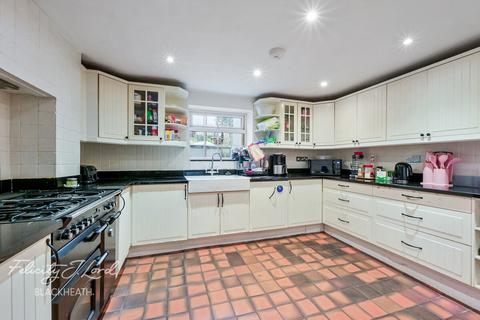 4 bed property, in Woodhill, £700,000