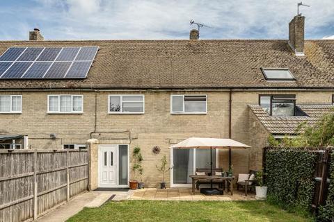 2 bed property, in Frethern Close, £325,000