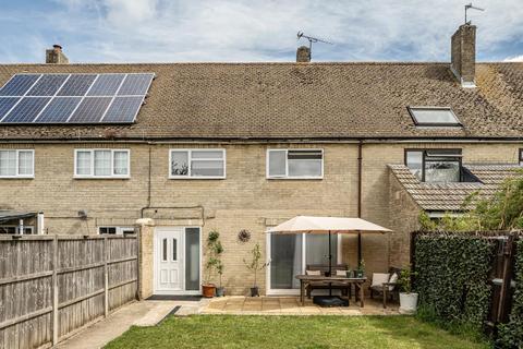 2 bed property, in Frethern Close, £325,000