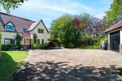 4 bed property, in Long Road West, £800,000