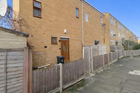 5 bed property, in Caldecott Way, £900,000