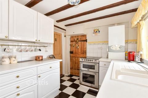 2 bed property, in Cross Road, £140,000