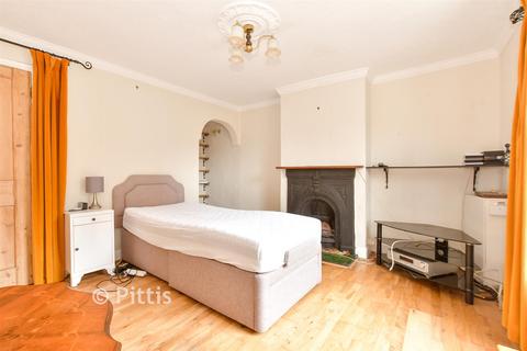 2 bed property, in Cross Road, £140,000