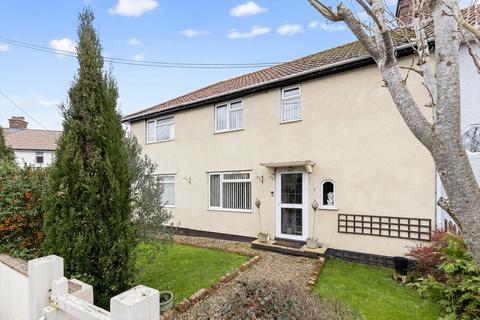 4 bed property, in Manor Close, £400,000
