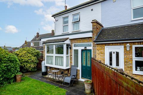 2 bed property, in Kings Farm, £350,000