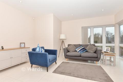 2 bed property, in Alexander Grove, £280,000