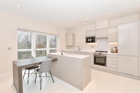 2 bed property, in Alexander Grove, £280,000