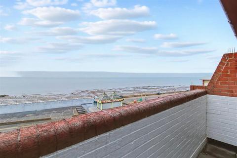 2 bed property, in Harlequinn House, £115,000