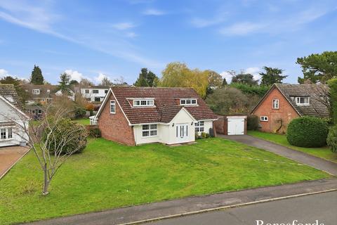 3 bed property, in Pynchon Paddocks, £725,000