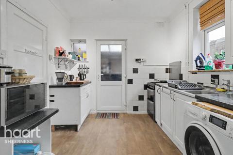 3 bed property, in Second Avenue, £240,000