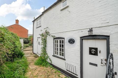 1 bed property, in South Street, £280,000