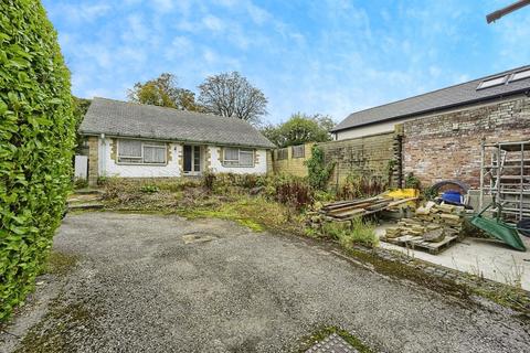 2 bed property, in Dingley Road, £325,000