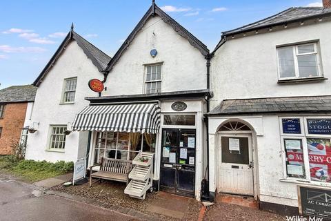 3 bed property, in High Street, £200,000