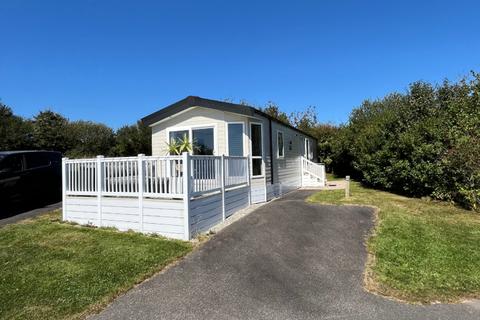 2 bed property, in White Cross TR8, £74,995