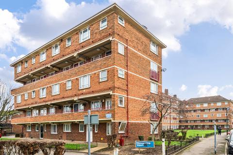 2 bed property, in Armfield Crescent, £250,000