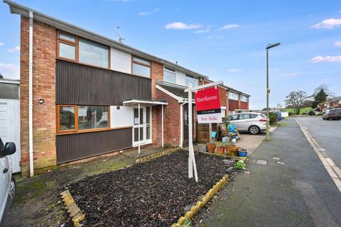 3 bed property, in Woodland Close, £220,000