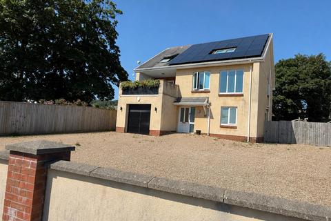 5 bed property, in Clos Y Lloetrach, £469,500