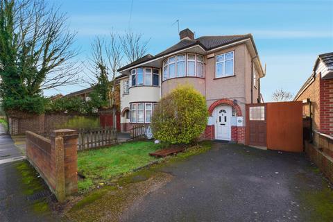 3 bed property, in Croyde Avenue, £600,000