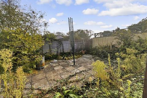 3 bed property, in Kingsmead Gardens, £300,000