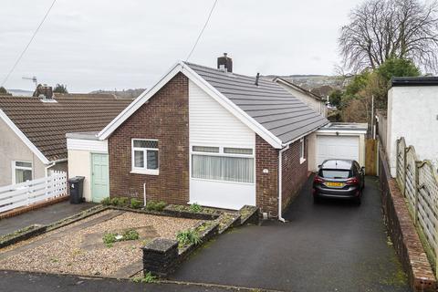 3 bed property, in Kenway Avenue, £215,000