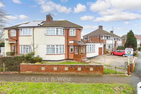 3 bed property, in Orchard Way, £500,000