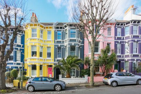 5 bed property, in Chesham Street, £1,000,000