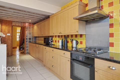 2 bed property, in Fulbourne Road, £550,000