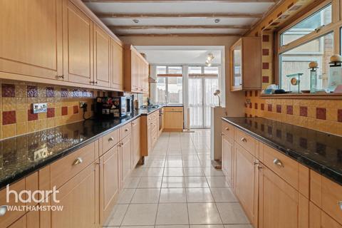2 bed property, in Fulbourne Road, £550,000