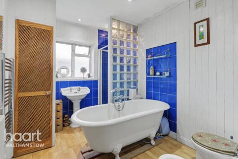 2 bed property, in Fulbourne Road, £550,000
