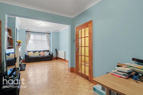 2 bed property, in Fulbourne Road, £550,000
