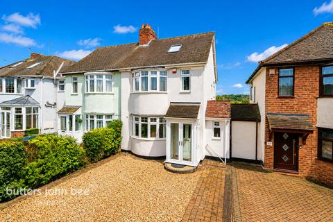 3 bed property, in Lower Road, £275,000