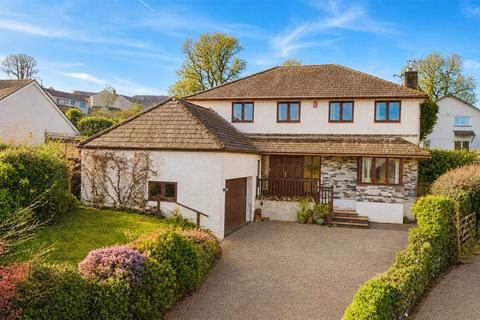 5 bed property, in Yelverton, £575,000