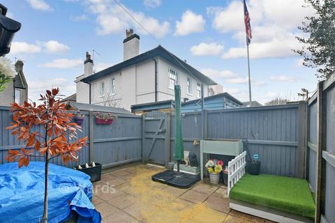 3 bed property, in Avenue Road, £300,000