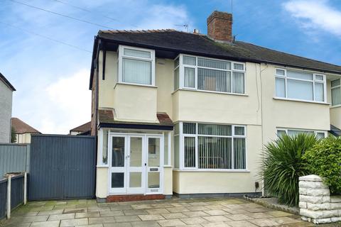 3 bed property, in Queenscourt Road, £300,000