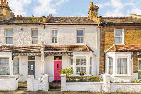 3 bed property, in Roydene Road, £485,000