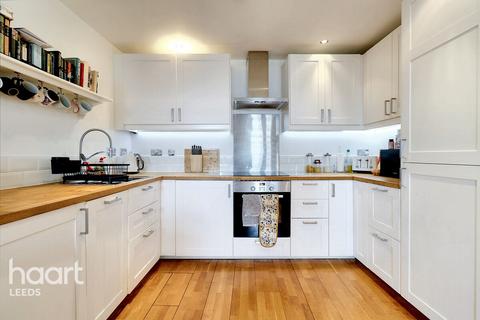2 bed property, in Gotts Road, £175,000