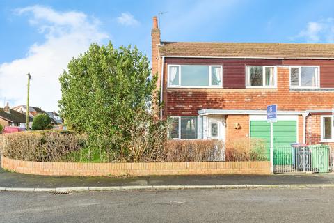 3 bed property, in The Crescent, £140,000