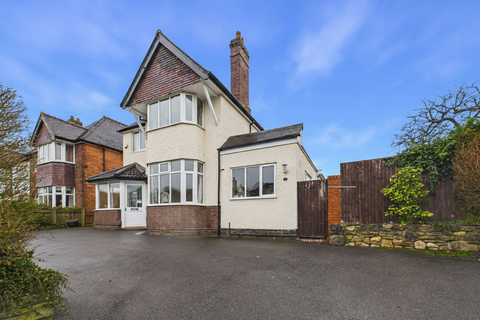 4 bed property, in Cremorne Road, £685,000