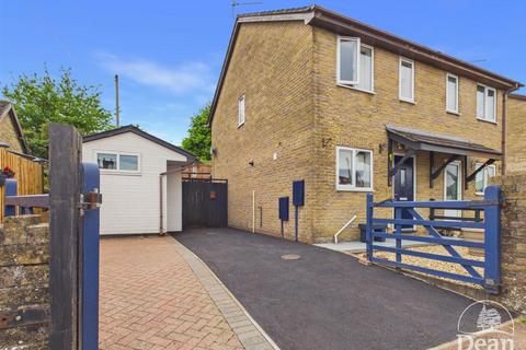 2 bed property, in Whitechapel Road, £215,000