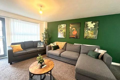 2 bed property, in Carriage Grove, £75,000