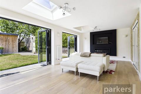 4 bed property, in Willows Edge, £875,000